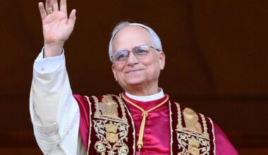 Il Papa prova una MotoGP. Ed è subito ginocchio a terra [VIDEO] - News