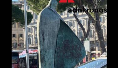 Roma, imbrattata la statua di Papa Wojtyla a piazza dei Cinquecento: le scritte