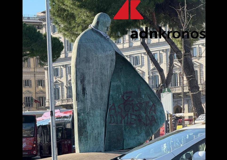 Roma, imbrattata la statua di Papa Wojtyla a piazza dei Cinquecento: le scritte