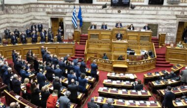 Tredici ore di lavoro al giorno e la Grecia torna cavia d'Europa. Ma andiamo tutti lì