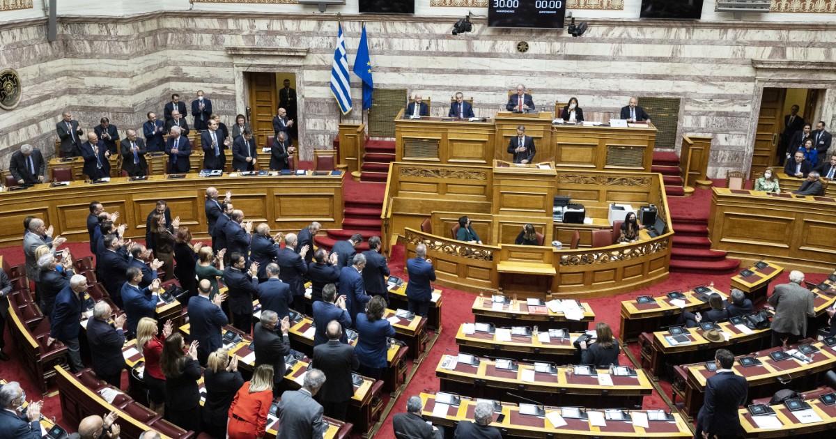 Tredici ore di lavoro al giorno e la Grecia torna cavia d'Europa. Ma andiamo tutti lì