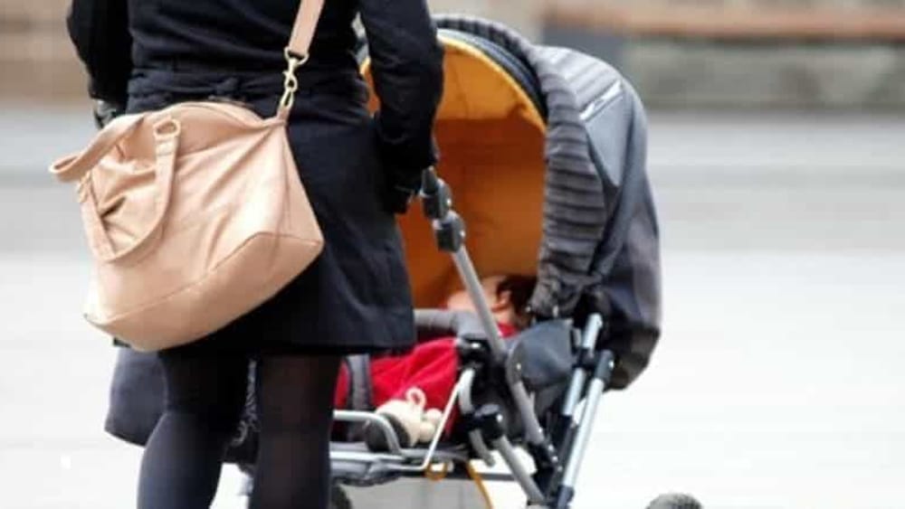 Tenta di rapire una neonata dal passeggino: paura in stazione