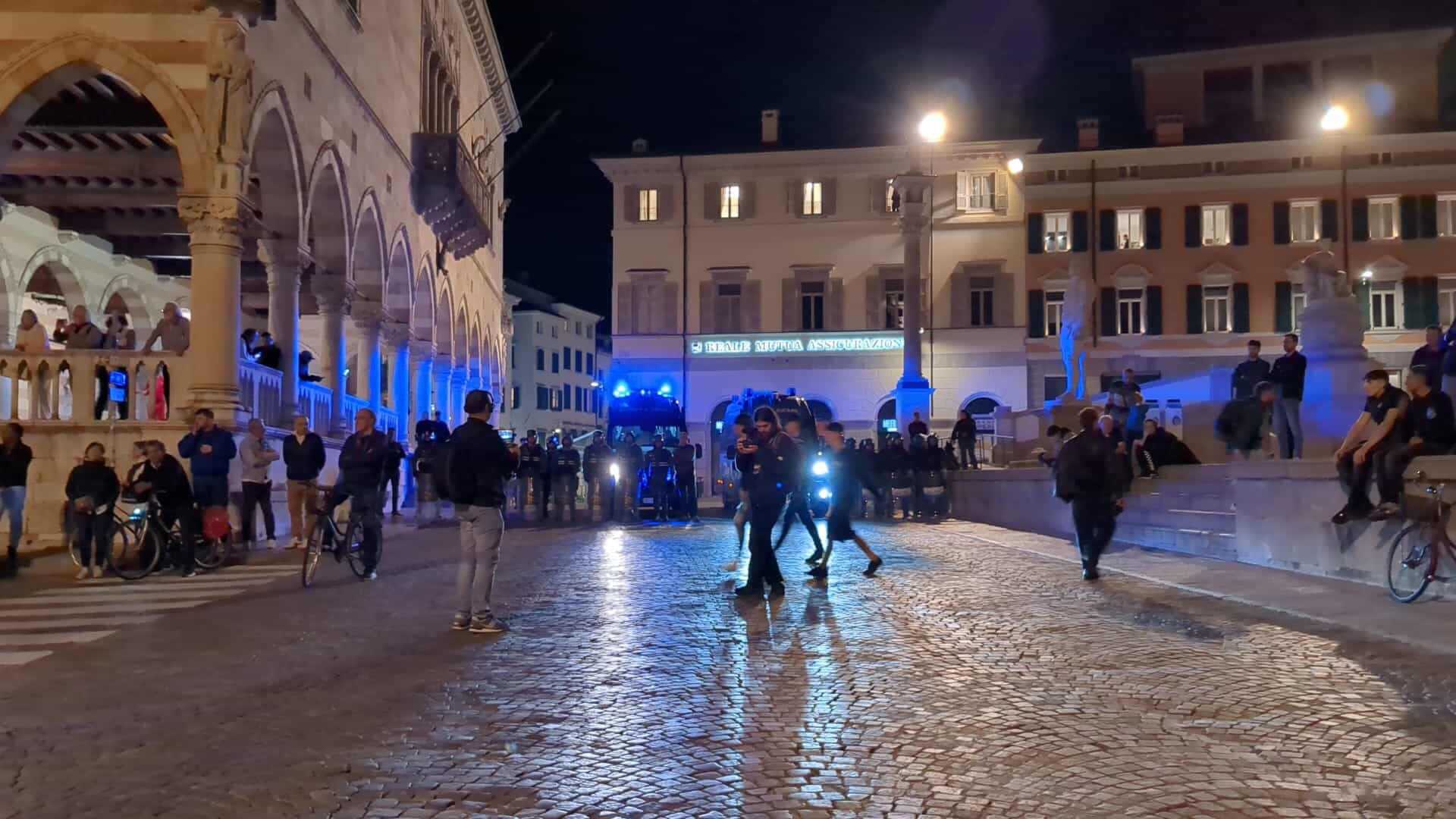 Polizia in piazza Libertà-2 Polizia in piazza Libertà-2