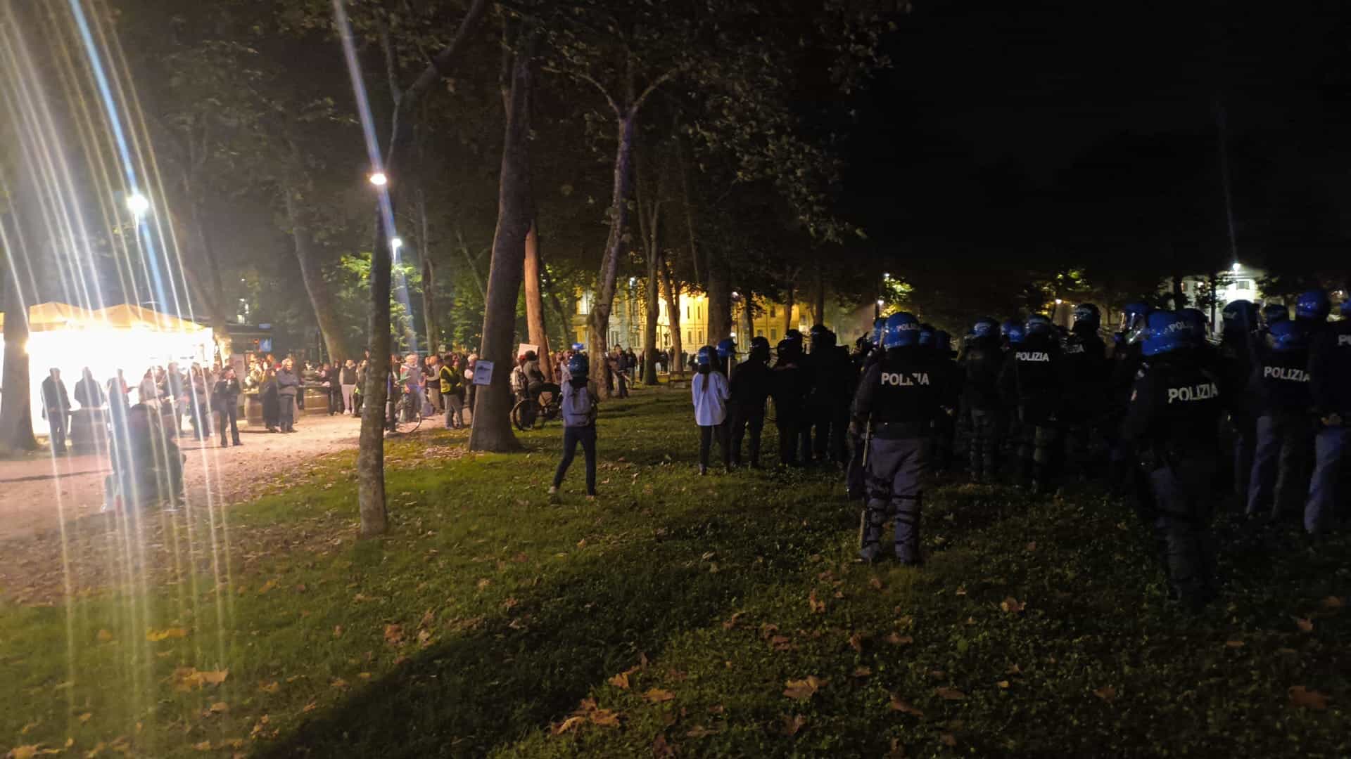 Polizia sul lato della Basilica delle Grazie-2 Polizia sul lato della Basilica delle Grazie-2
