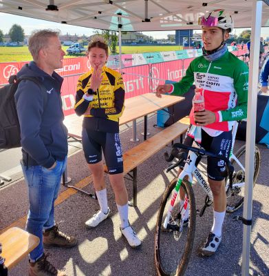 Il ct azzurro Daniele Pontoni con i vincitori della gara Juniores Giorgia Pellizotti, e Patrik Pezzo Rosola)