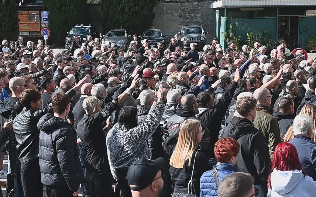 Predappio, saluti romani al raduno. Presenti oltre mille persone