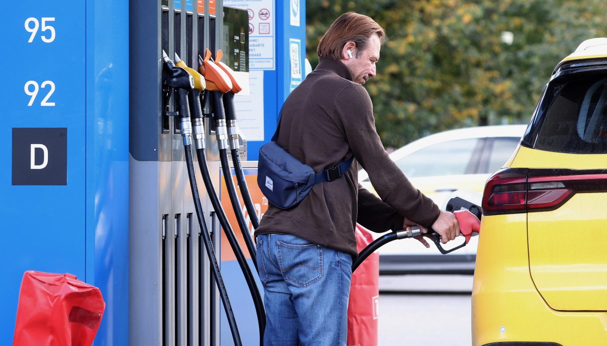 Benzina e diesel in calo a 1,7 euro al litro, ma il metano torna a salire