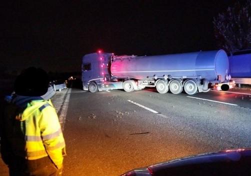forte boato con esplosione del veicolo blindato, poi la sparatoria. La diretta