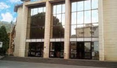 La invita a salire in auto per la pioggia e la violenta, arrestato sessantunenne