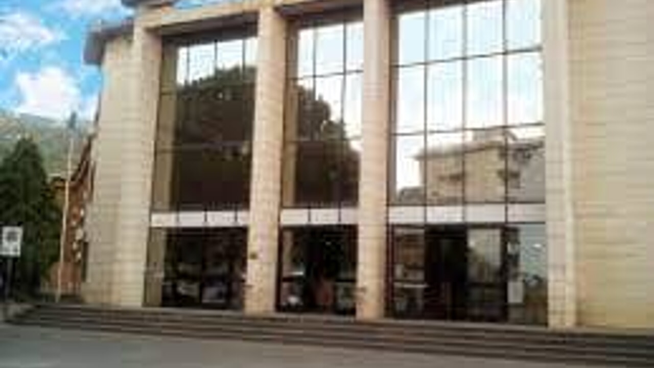 La invita a salire in auto per la pioggia e la violenta, arrestato sessantunenne