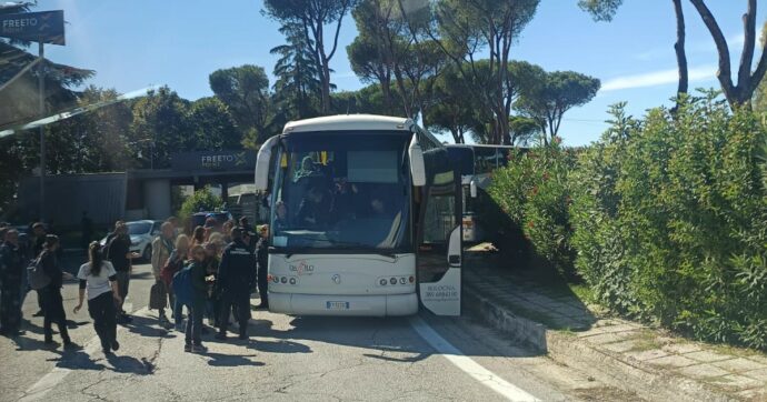 La denuncia dei pro-Pal: “Bloccano pullman e auto verso Roma”. Il Pd: “Controlli non limitino diritto a manifestare”