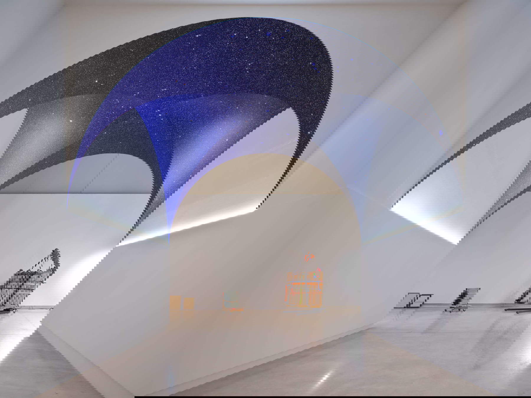 Giovanni Ozzola, La vita e la morte mi stanno consumando - Ora blu (2025; legno, cartongesso, stampa Giclée, stucco, legante filmogeno, 774 x 473 x 235 cm)