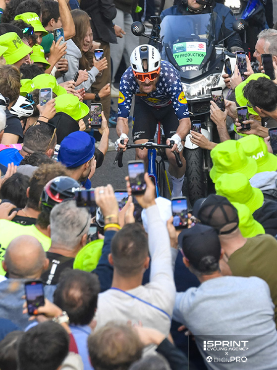 Giro di Lombardia 2025, Quinn Simmons sul passo Gandia tra ali di folla