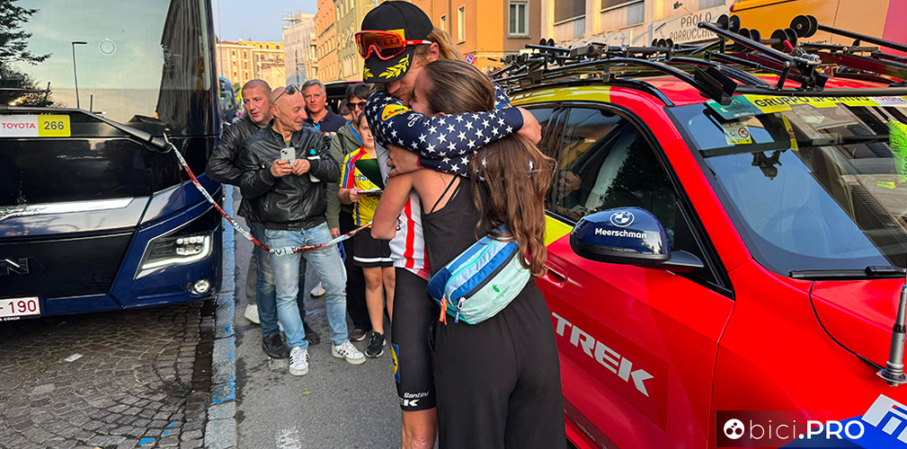 Giro di Lombardia 2025, Quinn Simmons, abbraccio con la sua ragazza