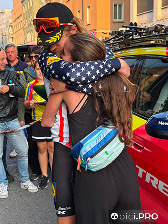 Giro di Lombardia 2025, Quinn Simmons, abbraccio con la sua ragazza