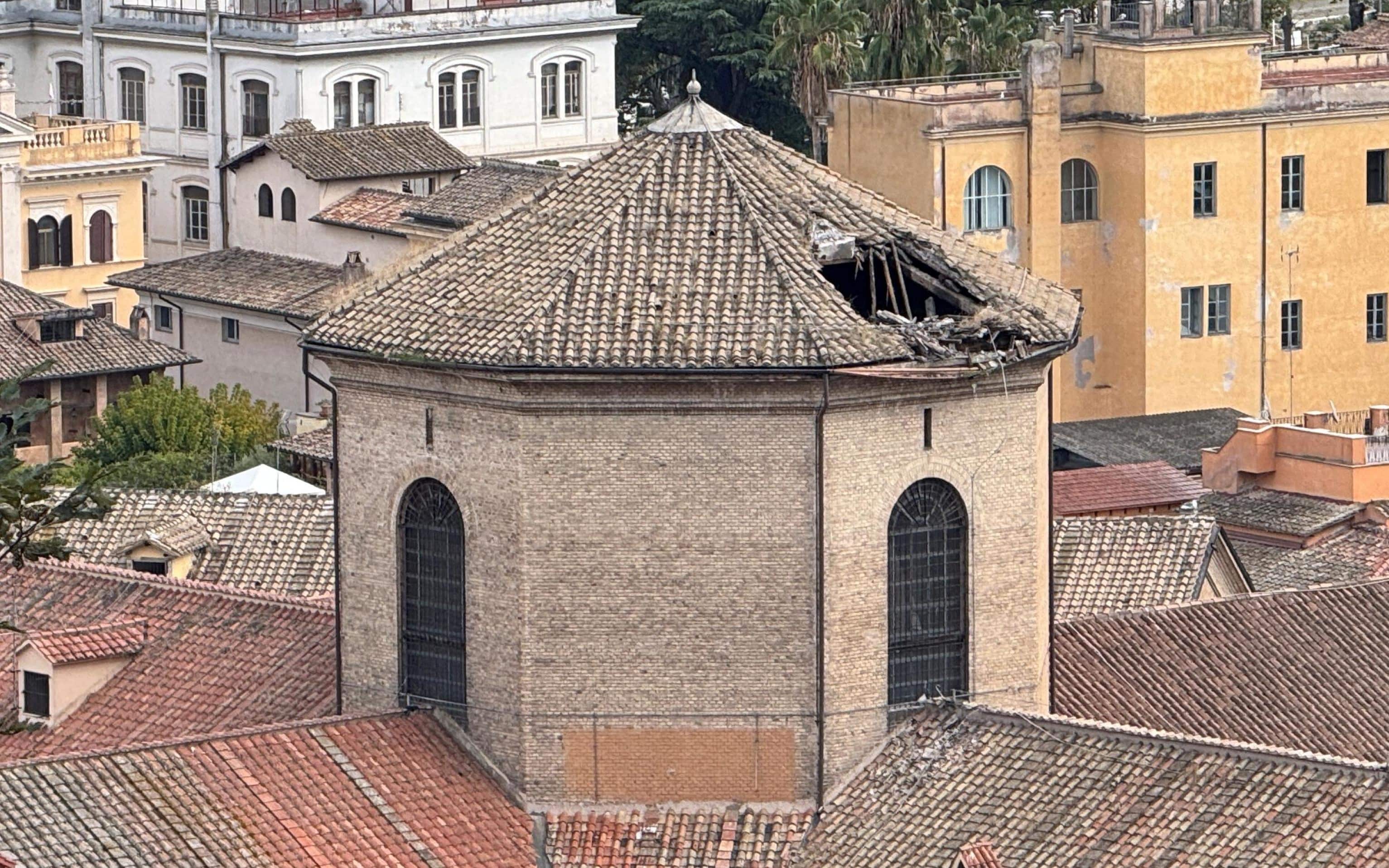 Una porzione del tetto del carcere di Regina Coeli crollato, Roma, 9 ottobre 2025. ANSA/ALESSANDRO SERRANO'