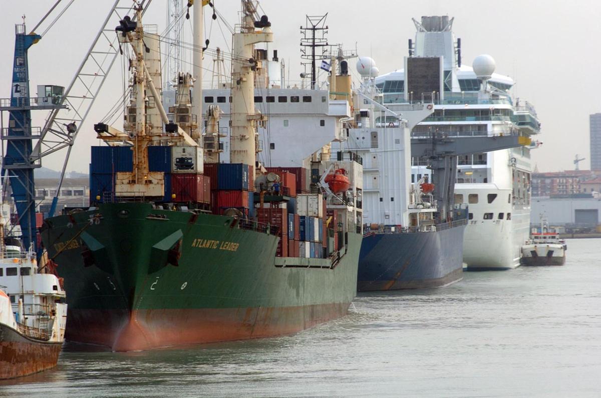 un morto e un disperso. Ricerche nel porto di Livorno