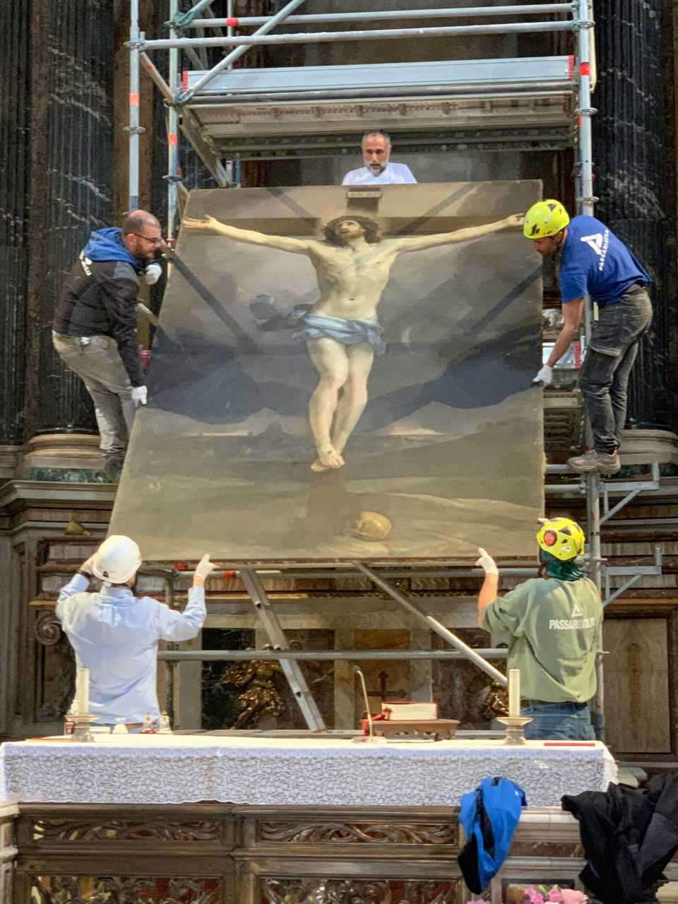Inizio del restauro con la rimozione della tela dall’altare (15 aprile 2024)