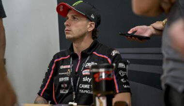 MotoGP 2025. GP dell'Australia. Marco Bezzecchi spiega l'incidente con Marc Marquez: "Il problema è stato fuori dalla pista: il gradino della ghiaia" - MotoGP