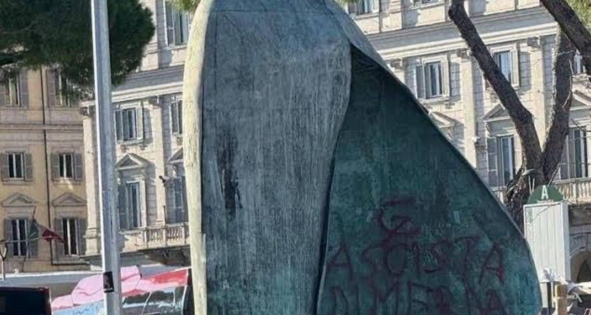 roma imbrattata statua