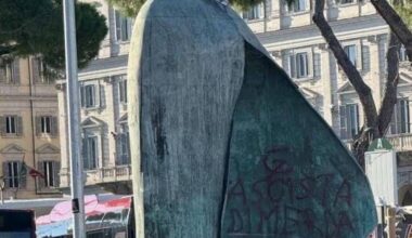 roma imbrattata statua