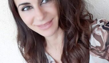 Rosaria licenziata a 55 anni dopo il tumore al seno: “Trattata da operaia usa e getta mentre l’azienda assume”