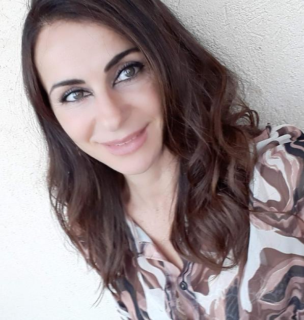 Rosaria licenziata a 55 anni dopo il tumore al seno: “Trattata da operaia usa e getta mentre l’azienda assume”