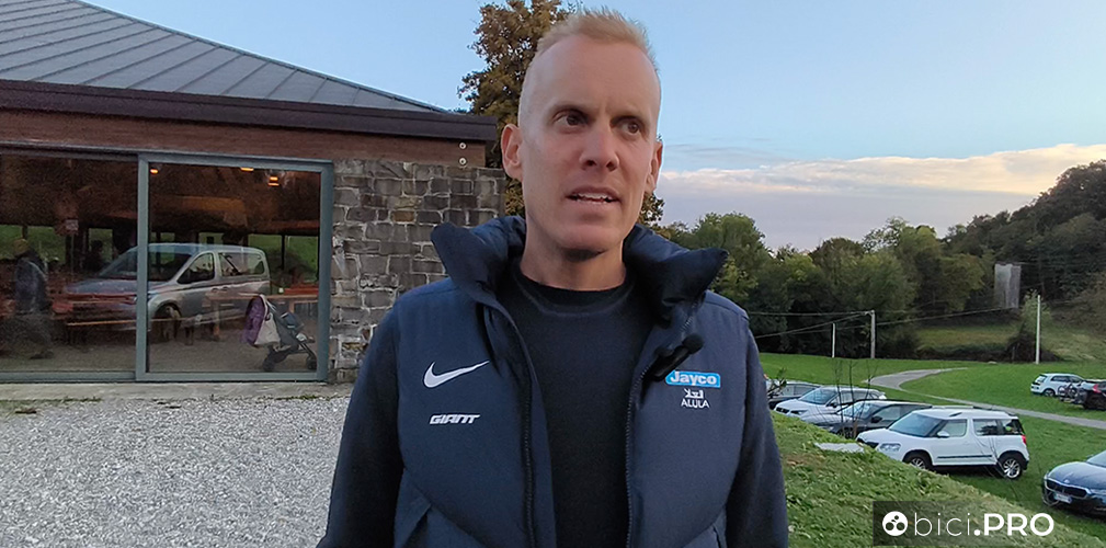 Un momento per tutti: De Marchi si è concesso a interviste e saluti. Stamattina ci sarà la pedalata, da domani tirerà il fiato