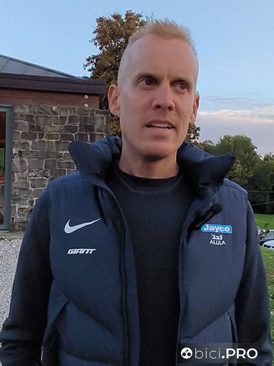 Un momento per tutti: De Marchi si è concesso a interviste e saluti. Stamattina ci sarà la pedalata, da domani tirerà il fiato