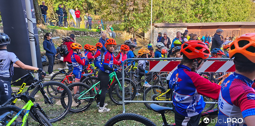Le maglie della Ciclistica Bujese e anche quelle della Jams Bike: le due società che hanno organizzato l'evento