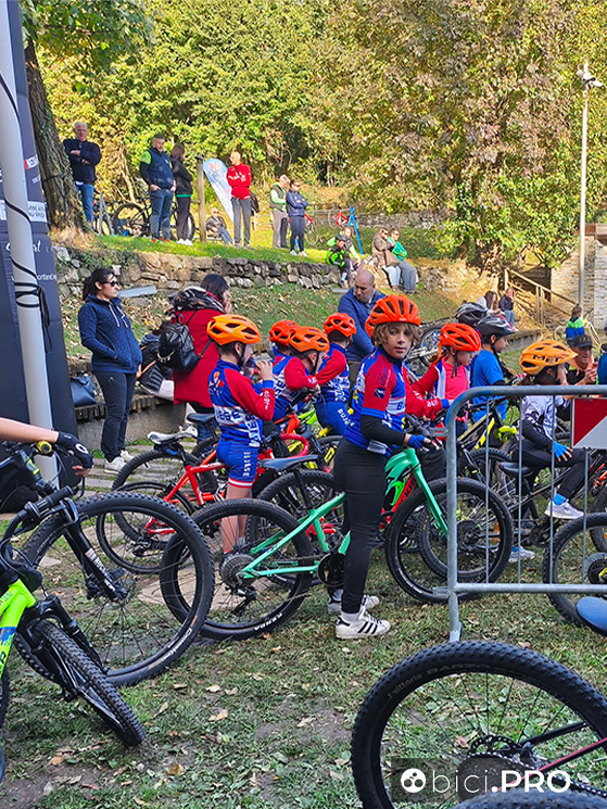 Le maglie della Ciclistica Bujese e anche quelle della Jams Bike: le due società che hanno organizzato l'evento