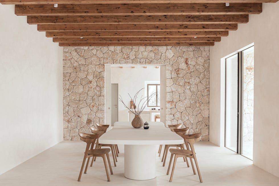 una casa de campo en piedra, blanco y madera con decoracion minimal