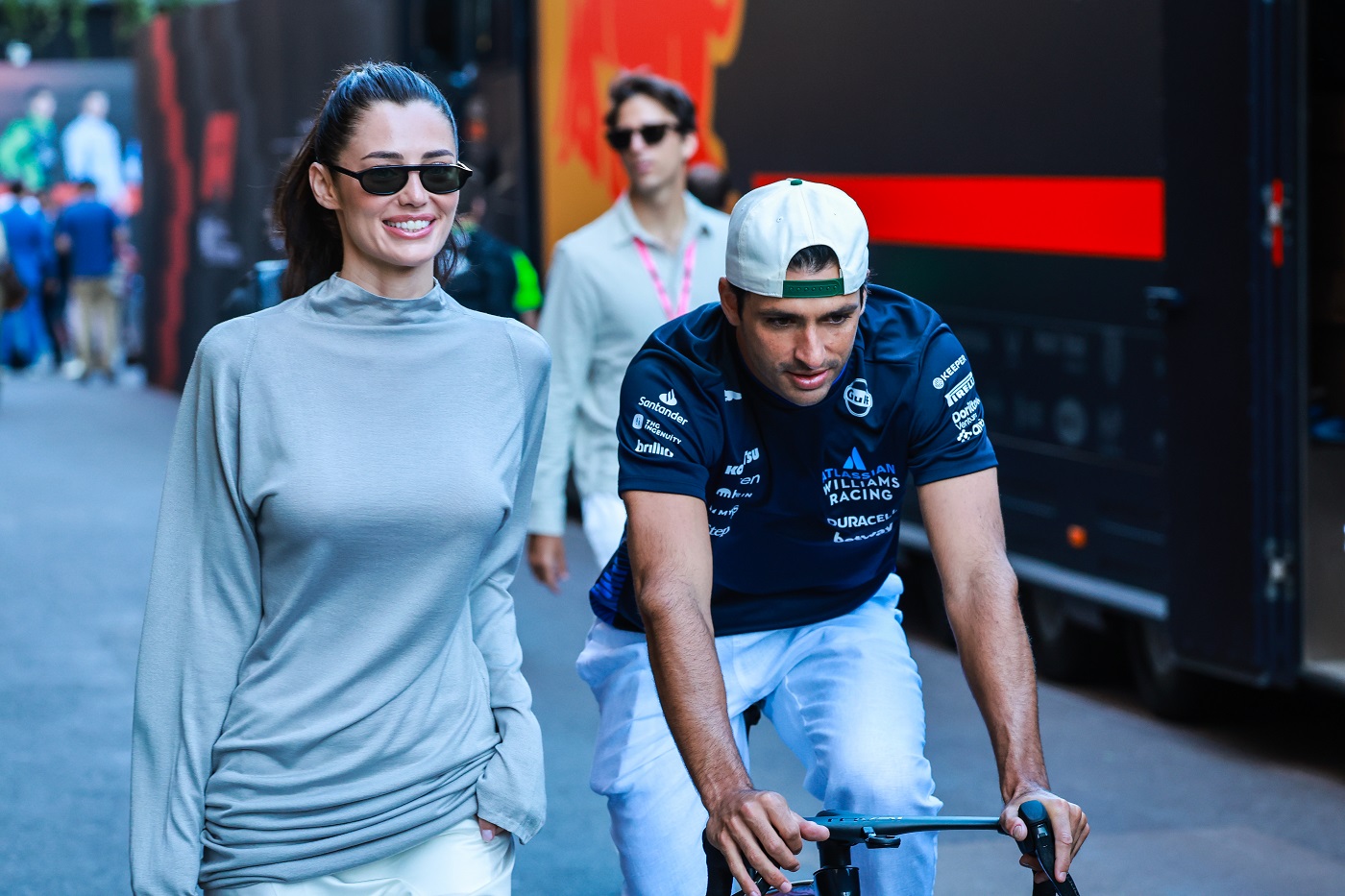 Carlos Sainz ha detto che la Formula Uno «sta esagerando nel mostrare le reazioni delle nostre fidanzate e dei vip, rispetto a ciò che avviene in pista»