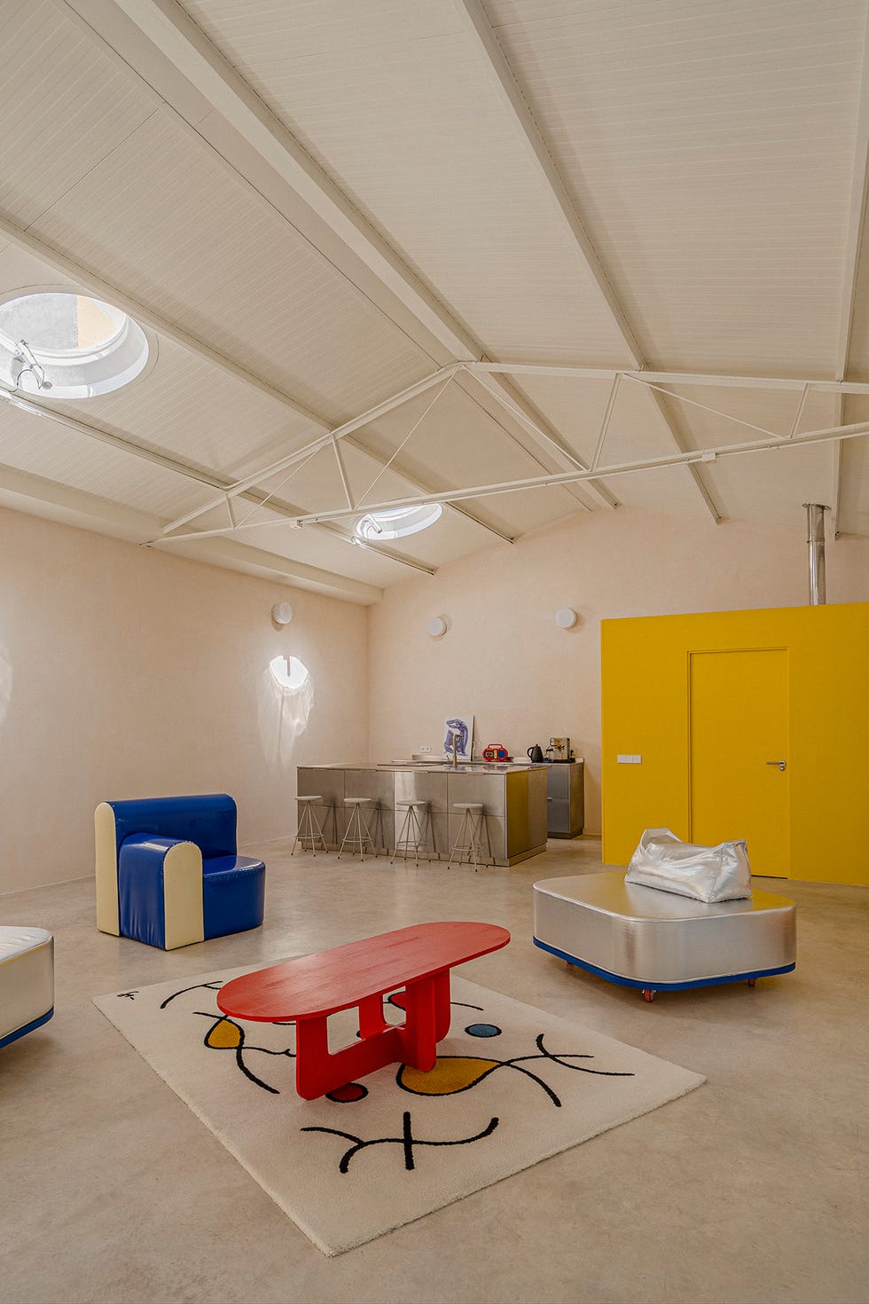 casa moderna con muebles de colores y volumen amarillo que acoge armarios