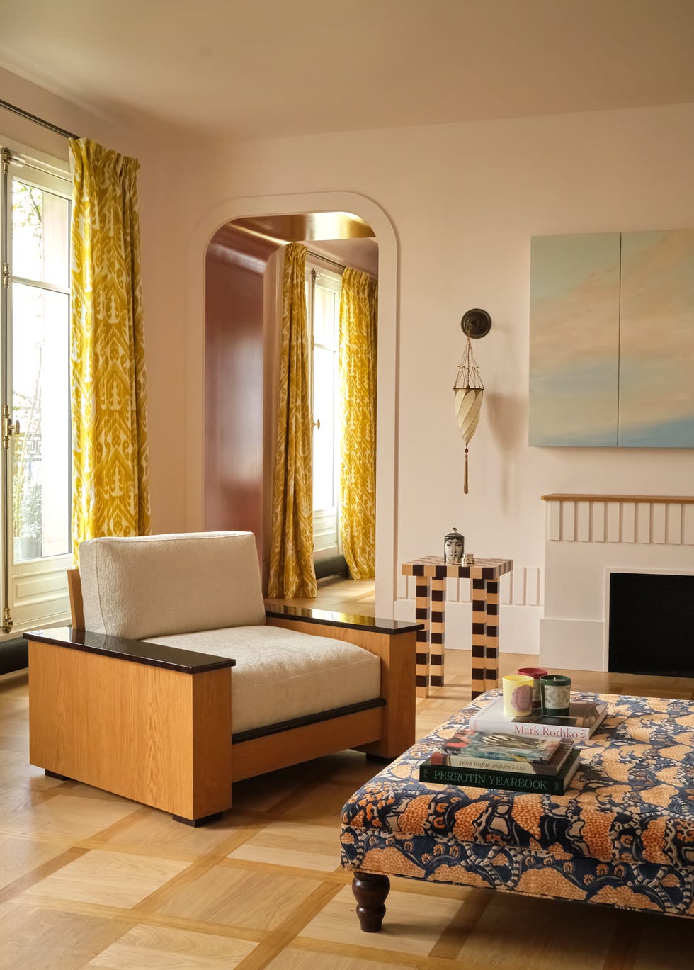 una casa parisina con muebles del movimiento moderno y colores de italia del estudio hauvette madani