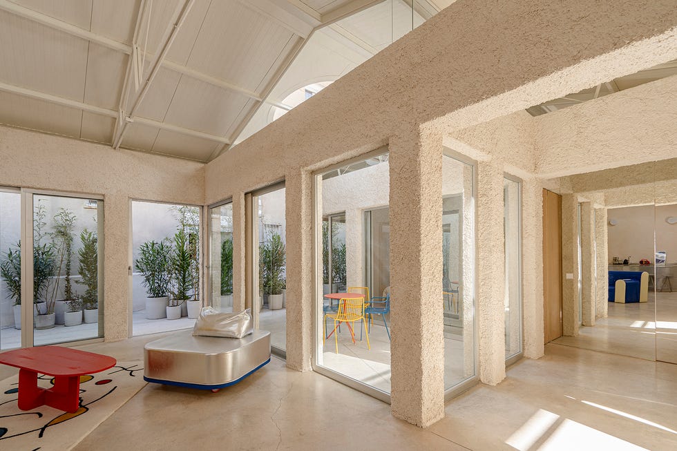 casa moderna con muebles de colores y volumen amarillo y patio interior