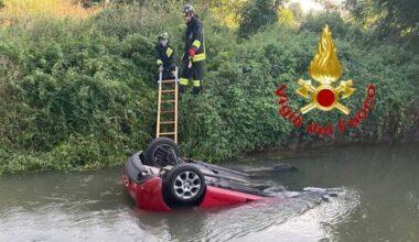 Salvi per miracolo. Un’auto si ribalta nel fosso pieno d’acqua, i quattro a bordo riescono a uscire prima dell’arrivo dei soccorsi