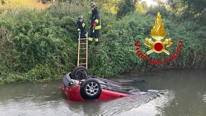 Salvi per miracolo. Un’auto si ribalta nel fosso pieno d’acqua, i quattro a bordo riescono a uscire prima dell’arrivo dei soccorsi