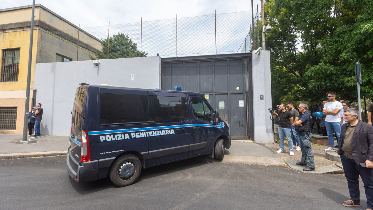 Due morti per arresto cardiaco nel carcere di San Vittore a Milano, perquisizione straordinaria