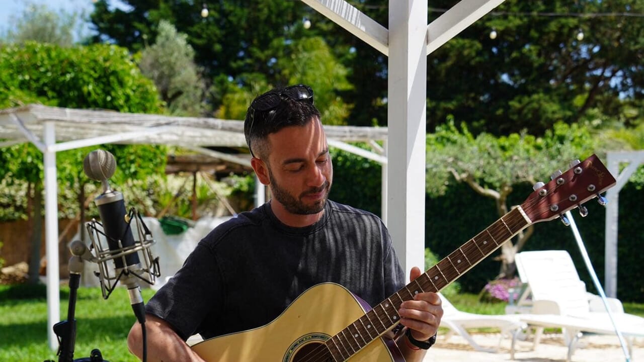 un brano in gara è firmato e prodotto da un artista novarese