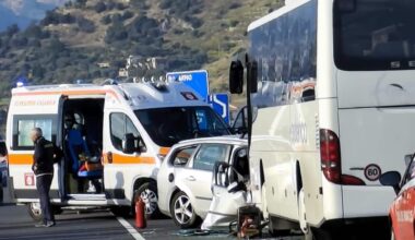 Reggio Calabria, scontro tra autobus e auto sulla SS682: tre morti