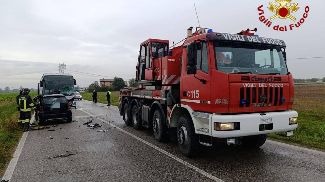 Frontale tra auto e autobus a Vigasio | Verona