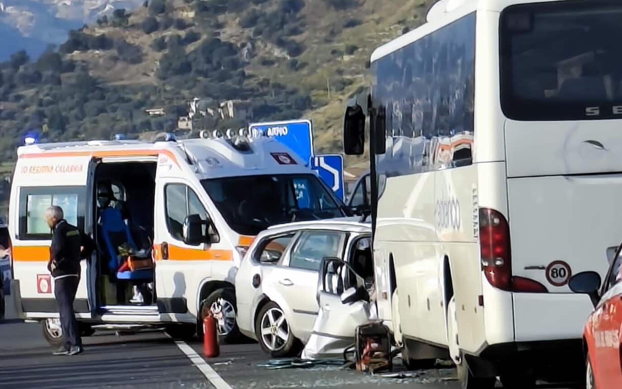 Reggio Calabria, scontro tra autobus e auto sulla SS682: tre morti