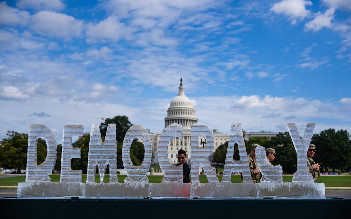 Il re del gelato americano e la scultura contro Trump: la democrazia si scioglie come il ghiaccio - Il video