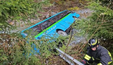 Incidente scuolabus in Valtellina, il mezzo finisce in un torrente: 5 feriti