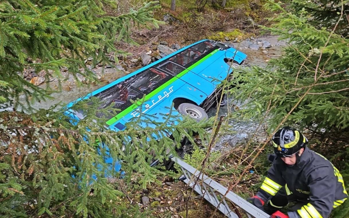 Incidente scuolabus in Valtellina, il mezzo finisce in un torrente: 5 feriti