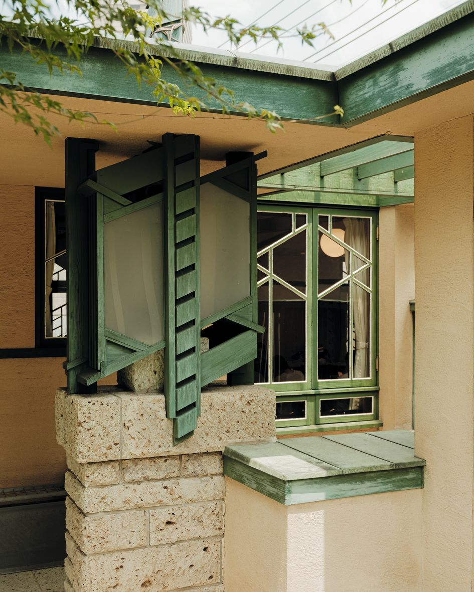Finestre edificio giallo dettagli e decorazioni verdi