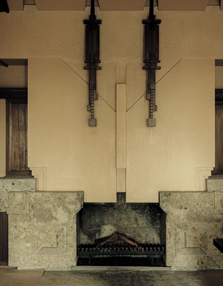 Camino dettagli in pietra parete con rilievi geometrici