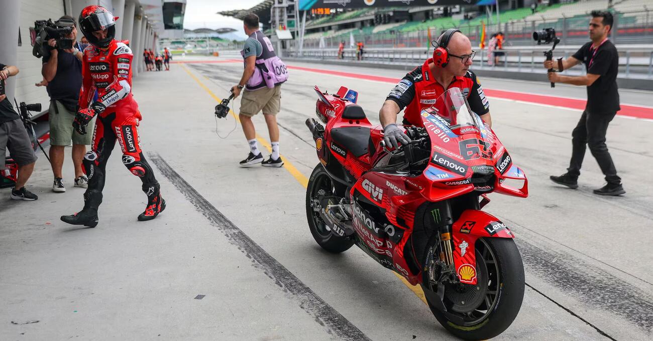 Ducati risolve il chiacchiericcio nel capriccioso venerdì di Sepang, ma non i guai: la prima è solo sesta e Pecco è in Q1. Soffrono anche il Bez e le Aprilia… - MOW
