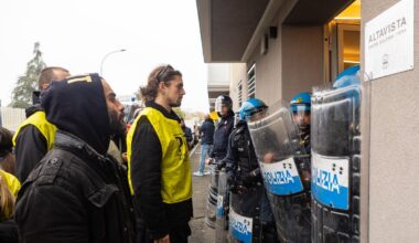 attivisti e famiglie si barricano in casa. Liberati poi i 2 appartamenti. Diretta